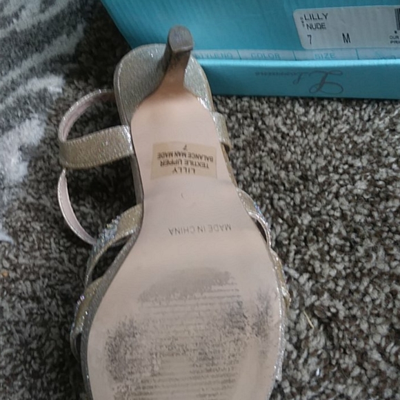 Beautiful HIGH HEELS - Picture 3 of 4